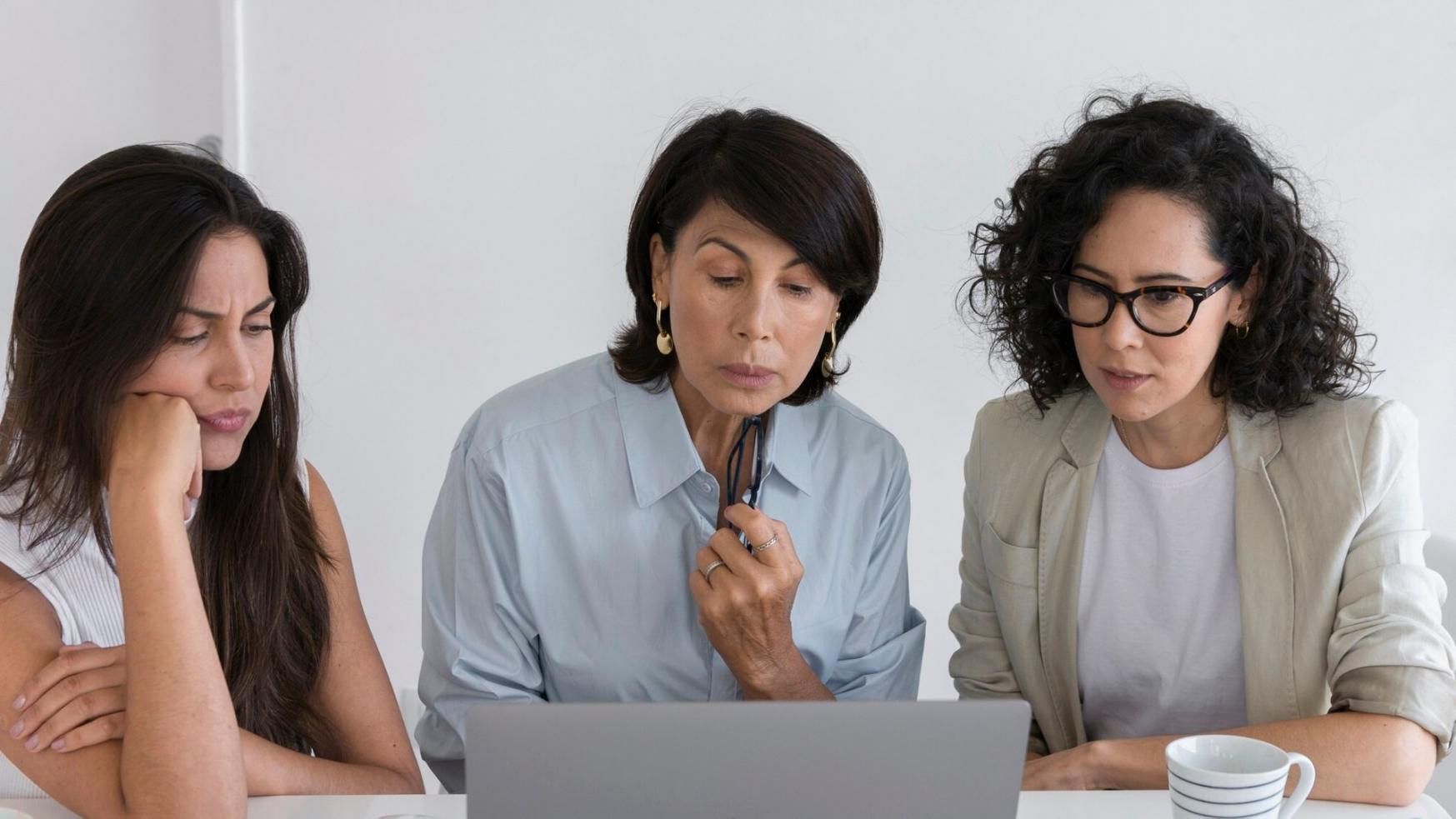 Analista financiero trabajando con modelos de valoración en pantallas múltiples